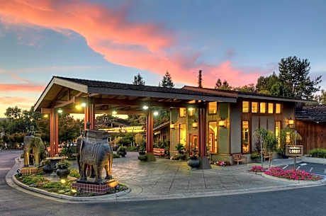 Dinah’s Garden Hotel
